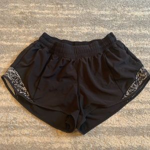 Lululemon- Hotty Hot Low-Rise Lined Short 2.5" size 8
